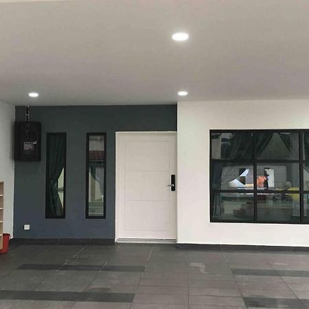 Вилла 22Pax :Taman Pelangi Party House Nearby Midvelly Джохор-Бару Экстерьер фото