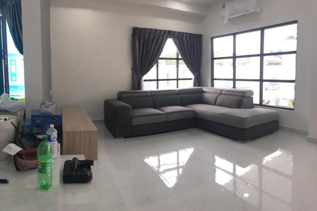 Вилла 22Pax :Taman Pelangi Party House Nearby Midvelly Джохор-Бару Экстерьер фото