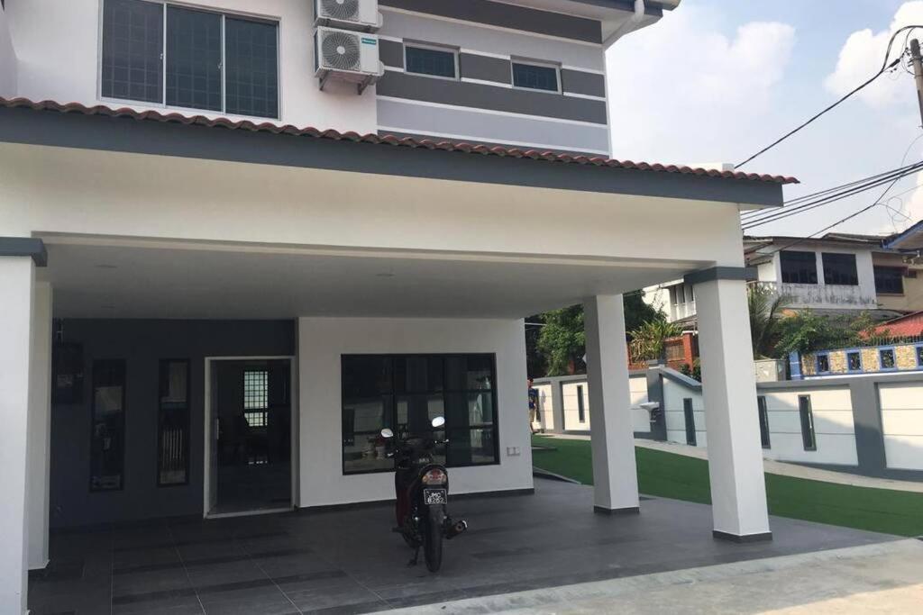 Вилла 22Pax :Taman Pelangi Party House Nearby Midvelly Джохор-Бару Экстерьер фото