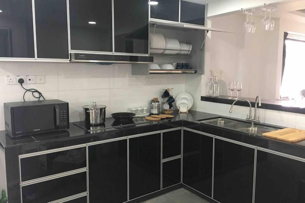 Вилла 22Pax :Taman Pelangi Party House Nearby Midvelly Джохор-Бару Экстерьер фото