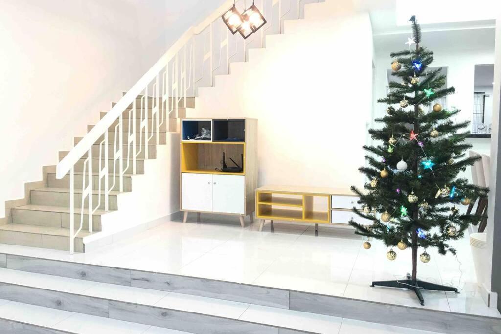 Вилла 22Pax :Taman Pelangi Party House Nearby Midvelly Джохор-Бару Экстерьер фото