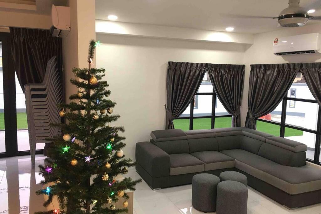 Вилла 22Pax :Taman Pelangi Party House Nearby Midvelly Джохор-Бару Экстерьер фото