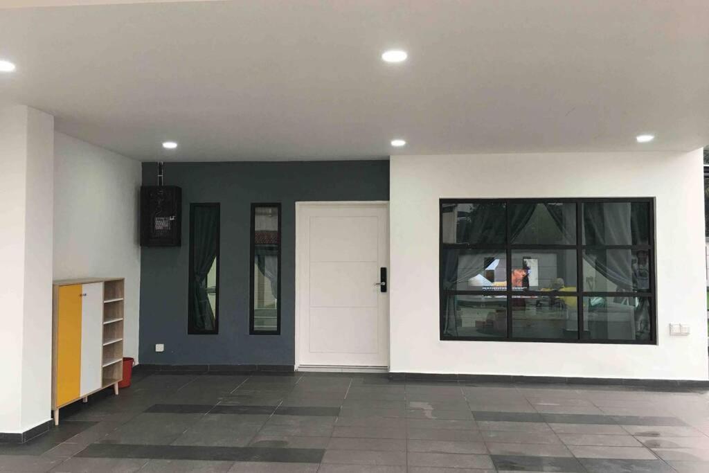 Вилла 22Pax :Taman Pelangi Party House Nearby Midvelly Джохор-Бару Экстерьер фото