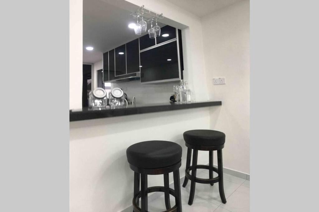 Вилла 22Pax :Taman Pelangi Party House Nearby Midvelly Джохор-Бару Экстерьер фото