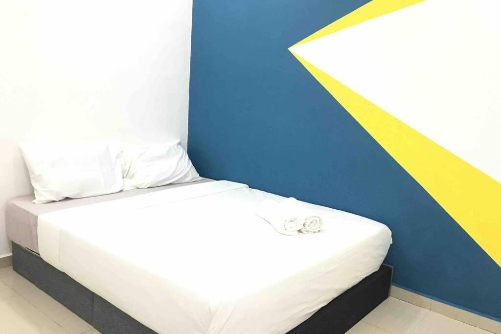 Вилла 22Pax :Taman Pelangi Party House Nearby Midvelly Джохор-Бару Экстерьер фото