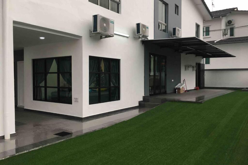 Вилла 22Pax :Taman Pelangi Party House Nearby Midvelly Джохор-Бару Экстерьер фото